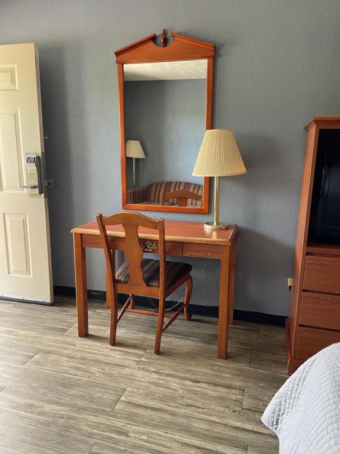Deerfield Inn Adamsville Bagian luar foto