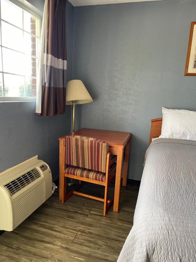Deerfield Inn Adamsville Bagian luar foto